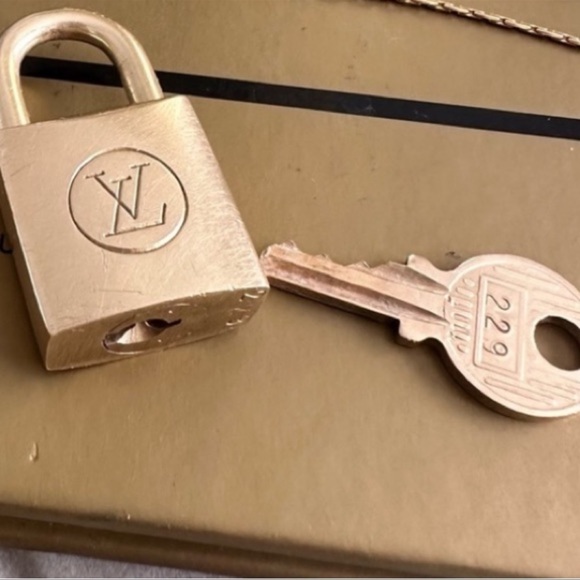 Louis Vuitton Square 200 Series Square Lock & Key - Picture 7 of 8